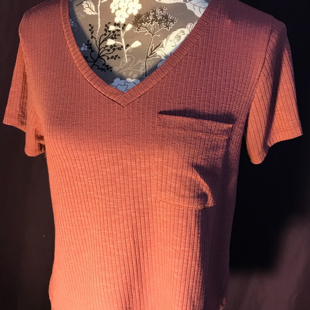 Dark pink crop top v-neck pocket tee